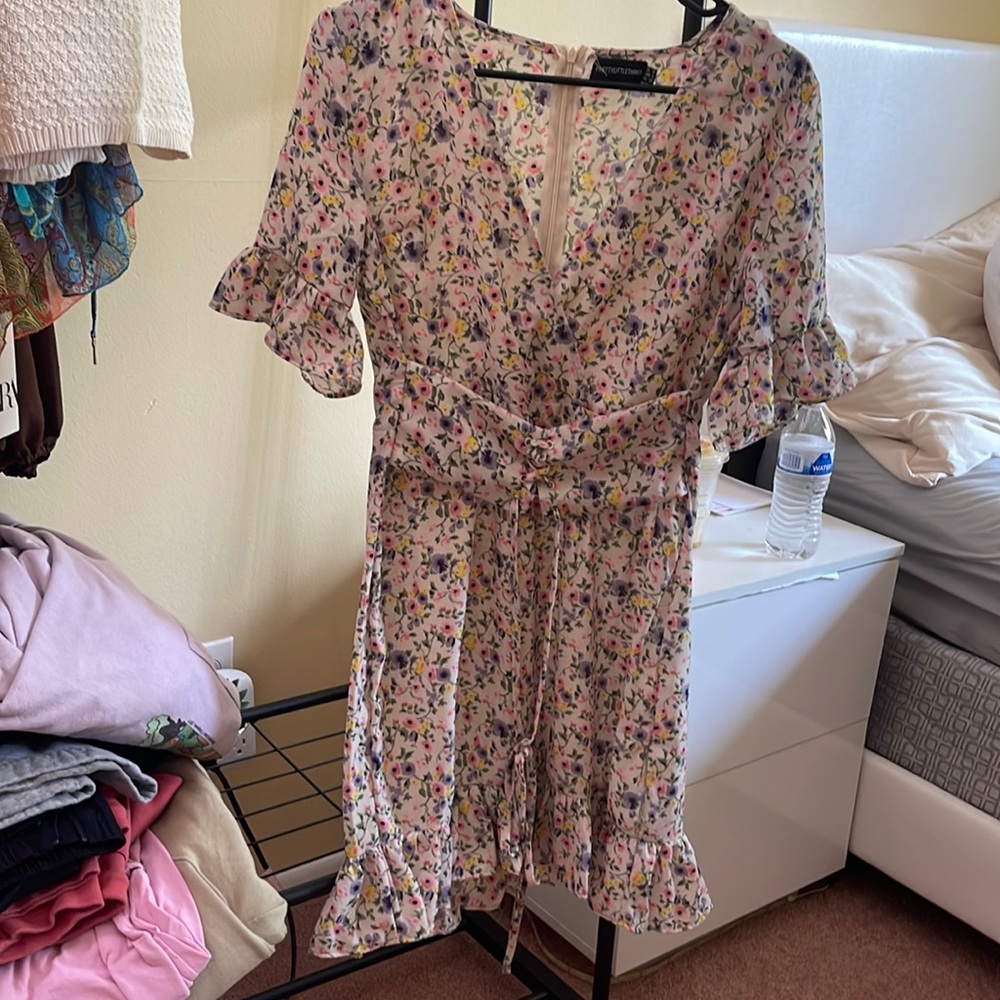 Pretty little thing floral dress with core set belt attached size 6 usa